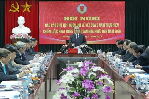 Le président de l’Assemblée nationale Nguyen Sinh Hùng travaille avec l’audit d’Etat. (Source: VNA)